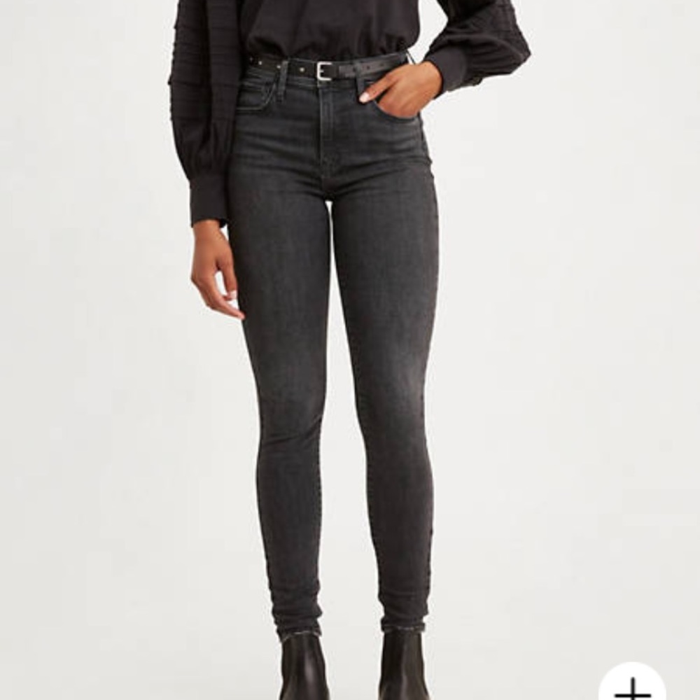 Black High Rise Levi’s jeans